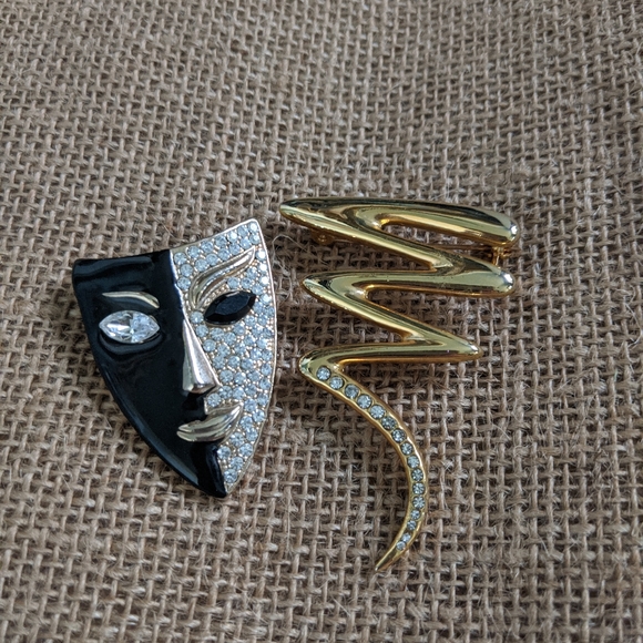 Jewelry - A pair of artsy brooches in great used condition